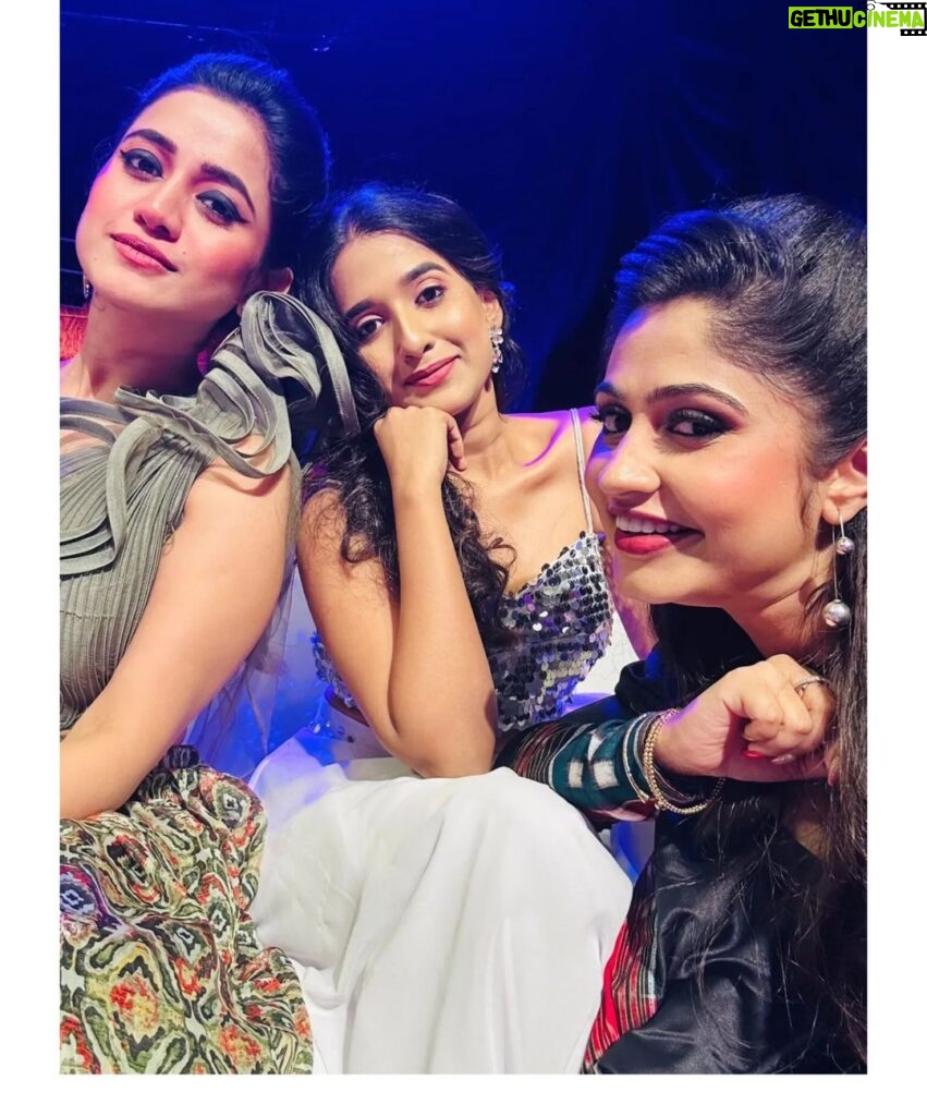 Divyadisha Mohanty Instagram - Girls like to swing ❤️ @rayelinasamantaray @poonammishraofficial @iamdivyadishamohanty