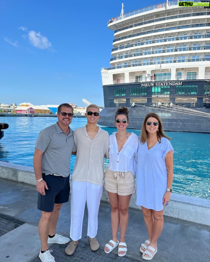 Dixie Carter-Salinas Instagram - Looks like green screen pics. Thanks @fsoceanclub for the perfect lunch with amazing friends. ☀️ Ocean Club, Paradise Island,