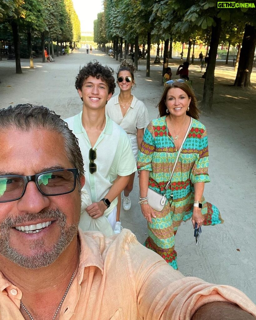 Dixie Carter-Salinas Instagram - Happy Birthday to the leader of our pack. We sure do love you in every way. Thank you for being such a great husband and making this life adventure of ours so fun. Love you babe. @sergtrifecta París, France