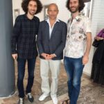 Dmitriy Romanov Instagram - История о том, как я хотел стать тренером ⬇️ В последнее время я прохожу трансформационные процессы, связанные с темами саморазвития, личностного роста и предпринимательства. Зрели они достаточно долго, около 6-7 лет. За это время я изучил много интересного и важного в области психологии, инвестирования, развития личного бренда. Началось все с того, что я загорелся идеей делиться своим опытом. Я понимал, что прошел большой путь и вижу результат проделанной работы. Возможно этот пример вдохновил бы на трансформацию других. Казалось, ведь как это круто - менять жизни людей к лучшему. (Да и сейчас так думаю). Когда я попал к одному учителю ведической астрологии, он сказал мне, что мое предназначение - быть учителем, что моя миссия - это просветительская деятельность. Наверное тут я и в серьез задумался о новом пути. Я даже начал составлять лекцию, с которой хотел выступить. Но потом я вернулся в Москву и продолжил заниматься юмором. Подумал - да какой из меня тренер личностного роста, я комик. Прошло еще 6 лет, я добился новых высот в юморе, но все это время во мне сидела мысль что я не попробовал то, что мне интересно, и все это время эти интересы никуда не исчезали. Я продолжал изучать все что связано с психологией, сам пошел в терапию, прошел множество личных трансформаций, разнообразных обучений и тренингов. Тогда я осознал, что иду на поводу людей, а не своих желаний и понял, как сильно завишу от мнения окружающих. А стоило ли это того?