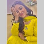 Dolly Chawla Instagram - मुश्किल है ज़रा मुझे समझना … 💛