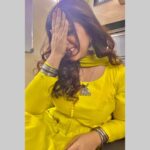 Dolly Chawla Instagram - मुश्किल है ज़रा मुझे समझना … 💛
