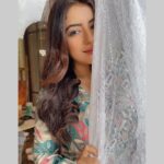 Dolly Chawla Instagram - Kehnde ne oh rishta hamesha majboot hunda… Jithe umeed ght te pyaar jyaada hove… #love #picoftheday #selflove #quotes #morningvibes #vibe #beauty #dollychawla #weather #indianwear ❤️