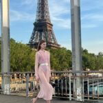 Dove Cameron Instagram - un petit garçon arrive à paris !! 👩🏻‍❤️‍💋‍👩🏻 merci @kenzo for a magical evening, @nigo impeccably fresh blend of masculin et féminin on the seine au coucher du soleil. vous êtes une source d'inspiration🌸🌸🌸 photo: @dariasenin 🩰