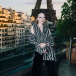 Dove Cameron Instagram - un petit garçon arrive à paris !! 👩🏻‍❤️‍💋‍👩🏻 merci @kenzo for a magical evening, @nigo impeccably fresh blend of masculin et féminin on the seine au coucher du soleil. vous êtes une source d'inspiration🌸🌸🌸 photo: @dariasenin 🩰