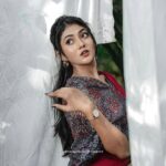 Drishya Raghunath Instagram - ग़ुलाब का फूल PHOTOGRAPHY : @jishnumurali_ MUA : @cosmoholic_by_amritha_sarath OUTFIT : @chithras_fashion_paradise RETOUCH : @abhishek__asokan ASSISTANT : pixel.monk._ LOCATION : @niramayamheritage #styling #red #saree #danielwellington #indowestern #drishya #drishyaraghunath
