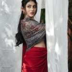Drishya Raghunath Instagram - ग़ुलाब का फूल PHOTOGRAPHY : @jishnumurali_ MUA : @cosmoholic_by_amritha_sarath OUTFIT : @chithras_fashion_paradise RETOUCH : @abhishek__asokan ASSISTANT : pixel.monk._ LOCATION : @niramayamheritage #red #outfits #redoutfit #indowestern #fashionista #styling #drishya #drishyaraghunath