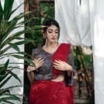 Drishya Raghunath Instagram - ग़ुलाब का फूल PHOTOGRAPHY : @jishnumurali_ MUA : @cosmoholic_by_amritha_sarath OUTFIT : @chithras_fashion_paradise RETOUCH : @abhishek__asokan ASSISTANT : pixel.monk._ LOCATION : @niramayamheritage #styling #red #saree #danielwellington #indowestern #drishya #drishyaraghunath