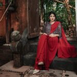 Drishya Raghunath Instagram - ग़ुलाब का फूल PHOTOGRAPHY : @jishnumurali_ MUA : @cosmoholic_by_amritha_sarath OUTFIT : @chithras_fashion_paradise RETOUCH : @abhishek__asokan ASSISTANT : pixel.monk._ LOCATION : @niramayamheritage #styling #red #saree #danielwellington #indowestern #drishya #drishyaraghunath