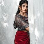 Drishya Raghunath Instagram - ग़ुलाब का फूल PHOTOGRAPHY : @jishnumurali_ MUA : @cosmoholic_by_amritha_sarath OUTFIT : @chithras_fashion_paradise RETOUCH : @abhishek__asokan ASSISTANT : pixel.monk._ LOCATION : @niramayamheritage #red #outfits #redoutfit #indowestern #fashionista #styling #drishya #drishyaraghunath