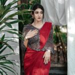 Drishya Raghunath Instagram - ग़ुलाब का फूल PHOTOGRAPHY : @jishnumurali_ MUA : @cosmoholic_by_amritha_sarath OUTFIT : @chithras_fashion_paradise RETOUCH : @abhishek__asokan ASSISTANT : pixel.monk._ LOCATION : @niramayamheritage #red #outfits #redoutfit #indowestern #fashionista #styling #drishya #drishyaraghunath