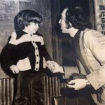 Durul Bazan Instagram - “Babam ve Oğlu” Ben hayatta en çok babamı sevdim Karaçalılar gibi yerden bitme bir çocuk Çarpık bacaklarıyla -ha düştü ha düşecek Nasıl koşarsa ardından bir devin O çapkın babamı ben öyle sevdim Bilmezdi ki oturduğumuz semti Geldi mi de gidici - hep, hep acele işi Çağın en güzel gözlü maarif müfettişi Atlastan bakardım nereye gitti Öyle öyle ezber ettim gurbeti Sevinçten uçardım hasta oldum mu, Kırkı geçerse ateş, çağırırlar İstanbul'a Bi helallaşmak ister elbet , diğ'mi oğluyla! Tifoyken başardım bu aşk oy'nunu, Ohh dedim, göğsüne gömdüm burnumu, En son teftişine çıkana değin Koştururken ardından o uçmaktaki devin, Daha başka tür aşklar, geniş sevdalar için Açıldı nefesim, fikrim, canevim Hayatta ben en çok babamı sevdim. Can Yücel #baba #babalargünü