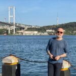 Durul Bazan Instagram - Saçlarını dağıtır rüzgar Yeditepe üzerinden Hatıralar tarihin küllerini savurur Kadın gibi kısrak gibi sarılayım Gel ince beline Yarim İstanbul gel öpeyim gerdanından Tüketilmiş yaşanmamış Hediyelik hayatlar ah bu evler Pencereler bu kapılar sokaklar Hüzün gibi sevinç gibi Eskitilmiş zamanlar Yarim İstanbul gel öpeyim gerdanından Minareler uzanmış gökyüzüne bağırır Kara sevdan nerelerde Yüreğimi çağırır Dua gibi büyü gibi ezberledim hasretini Yarim İstanbul gel öpeyim gerdanından #istanbul #manzara #boğaziçiköprüsü