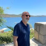 Durul Bazan Instagram - Güzel Havalar Beni bu güzel havalar mahvetti, Böyle havada istifa ettim Evkaftaki memuriyetimden. Tütüne böyle havada alıştım, Böyle havada aşık oldum; Eve ekmekle tuz götürmeyi Böyle havalarda unuttum; Şiir yazma hastalığım Hep böyle havalarda nüksetti; Beni bu güzel havalar mahvetti. Orhan Veli Kanık #yaz #summer #güneş #sun