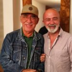 Durul Bazan Instagram - 20.9.1972… hikayenin başladığı gün. Tam 50 tur dönmüş dünya güneş etrafında. İlk birkaç yılı net olarak hatırlamasam da su gibi geçtiğini söyleyebilirim Çok uzak fazla yakın hatıralarla…her temas bir iz bıraktı.kimi çok acıttı kimi tatlıydı… olmaz dediklerim oldu,bitmez dediklerim bitti,birçok giden oldu birçoğu da kaldı…hayat dediğin mezar taşında yazılı iki tarih arasındaki o “-“ andı…çocukken 50 yaşımda olduğum bir hayal bile kurmamıştım oysa bugün tam ELLİ yaşındayım artık… Çocukken bütün filmlerini izlediğim,her repliğini ezbere bildiğim,anne babamı güldürmek için taklidini yaptığım efsana oyuncu “Şener ŞEN” ile bir gün doğum günü pastamı üfleyeceğimi de hayal etmemiştim … baktım bütün doğum günü fotoğraflarımda tek başımayım ,dedim madem 50 yaşındayım ve Ustayla yan yanayım,instagram sayfama bir doğum günü hediyesi vereyim . ilk yarı bitti…🍀 gerçekleştirmek istediğim bir sürü hayalim var daha, ikinci yarıda görüşmek üzere 🖖