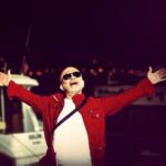 Durul Bazan Instagram - Gün doğmadan, Deniz daha bembeyazken çıkacaksın yola. Kürekleri tutmanın şehveti avuçlarında, İçinde bir iş görmenin saadeti, Gideceksin; Gideceksin ırıpların çalkantısında. Balıklar çıkacak yoluna, karşıcı; Sevineceksin. Ağları silkeledikçe Deniz gelecek eline pul pul; Ruhları sustuğu vakit martıların, Kayalıklardaki mezarlarında, Birden, Bir kıyamettir kopacak ufuklarda. Denizkızları mı dersin, kuşlar mı dersin; Bayramlar seyranlar mı dersin, şenlikler cümbüşler mi? Gelin alayları, teller, duvaklar, donanmalar mı? Heeeey! Ne duruyorsun be, at kendini denize; Geride bekliyenin varmış, aldırma; Görmüyor musun, her yanda hürriyet; Yelken ol, kürek ol, dümen ol, balık ol, su ol; Git gidebildiğin yere. Orhan Veli Kanık