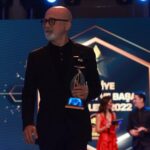 Durul Bazan Instagram - Hayatımda İlk defa bir Onur ödülü aldım…) demek ki o yaşa gelmişim. Beni “Türkiye İnovasyon ve Başarı Ödülleri jüri Onur Ödülü” ne layık gören jüri üyelerine teşekkür ederim. #türkiyeinovasyonvebaşarıödülleri