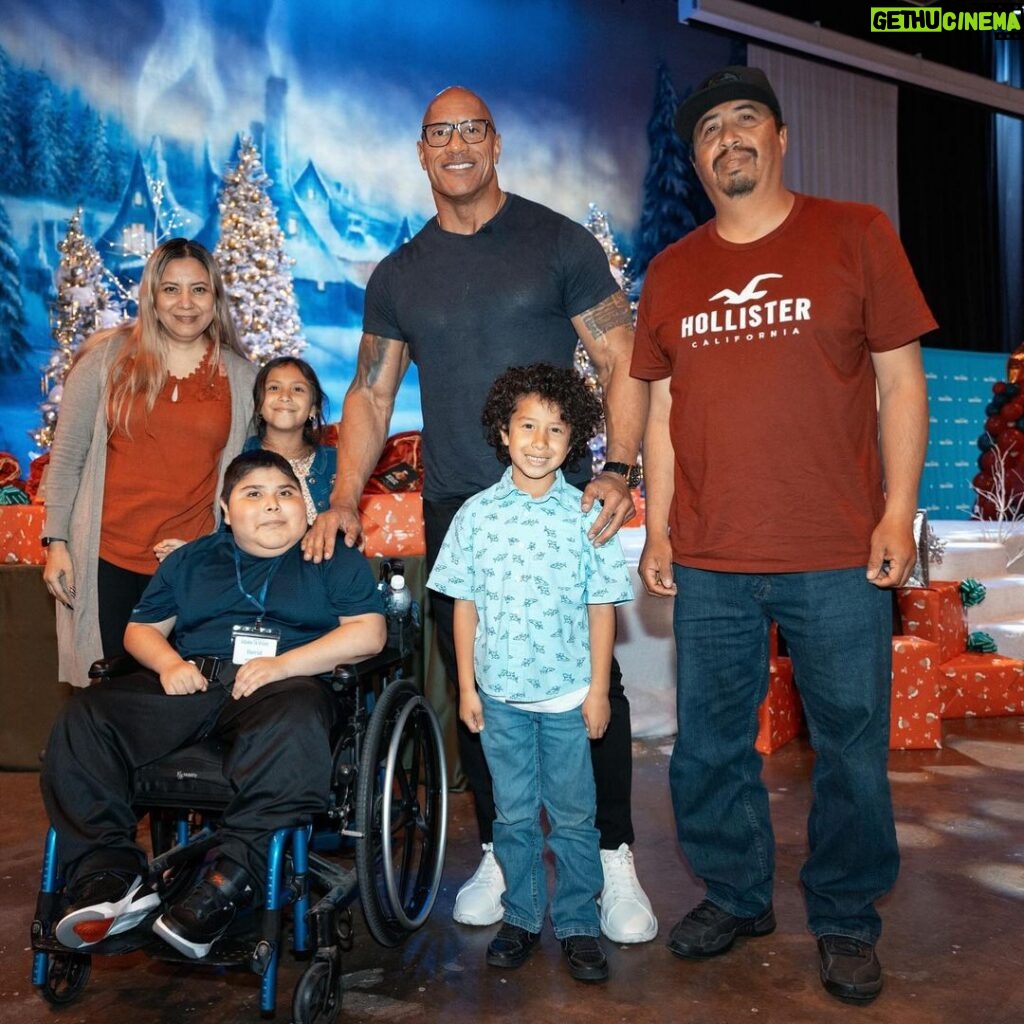 Dwayne Johnson Instagram - This is David Jaramillo from @makeawishamerica He’s 12 and he’s awesome! 👏🏾 David’s wish was to meet me. And he wanted to prove to himself and the world that his arms were more muscular than mine! Well he succeeded because I ain’t got nothing on David 😊💪🏾💪🏾 David asked so many brilliant questions and it was my honor to make his wish come true! There’s a lot of negative noise in the world today, but there’s also A LOT of positive good stuff out there too, and David is one of them. #MakeAWishDay #21Kids #BestDayEver