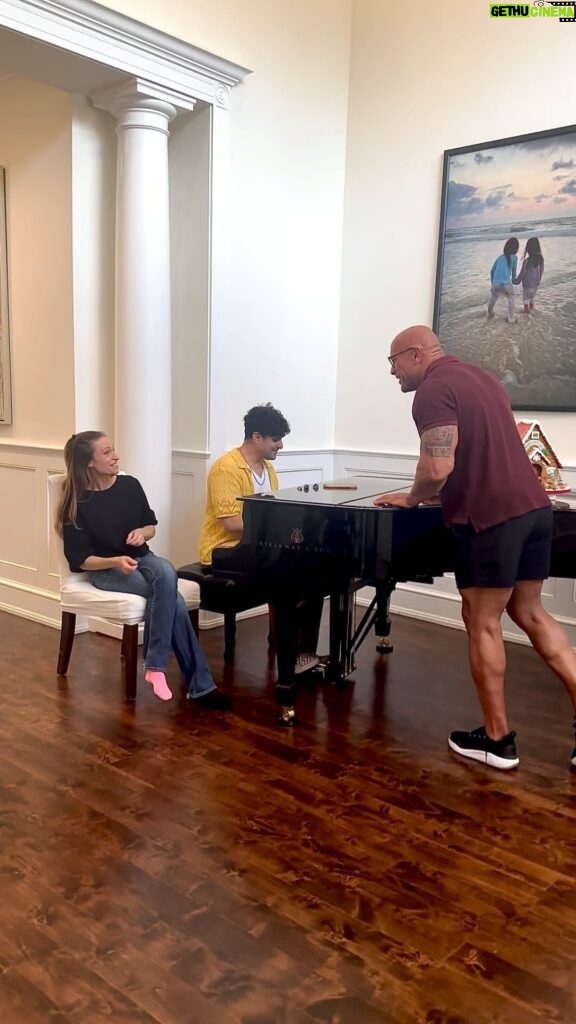 Dwayne Johnson Instagram - A lil’ Thanksgiving tickling of the ivory’s 🎹 🎶 with the two beautiful voices and talents of @laurenhashianofficial & @ericzayne and me just making up lyrics to an all time classic 🥰🙋🏽‍♂️ @billyjoel 🐐