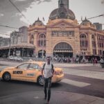 Dwi AP Instagram - 𝐔𝐧𝐭𝐮𝐤 𝐲𝐠 𝐛𝐞𝐥𝐮𝐦 𝐭𝐚𝐮, 𝐒𝐞𝐝𝐢𝐤𝐢𝐭 𝐜𝐞𝐫𝐢𝐭𝐚 𝐭𝐞𝐧𝐭𝐚𝐧𝐠 𝐠𝐞𝐝𝐮𝐧𝐠 𝐝𝐢 𝐛𝐞𝐥𝐚𝐤𝐚𝐧𝐠 𝐠𝐰. 𝐈𝐭𝐮 𝐚𝐝𝐚𝐥𝐚𝐡 𝐬𝐭𝐚𝐬𝐢𝐮𝐧 𝐤𝐞𝐫𝐞𝐭𝐚 𝐚𝐩𝐢. 𝐅𝐥𝐢𝐧𝐝𝐞𝐫𝐬 𝐒𝐭𝐫𝐞𝐞𝐭 𝐚𝐝𝐚𝐥𝐚𝐡 𝐬𝐭𝐚𝐬𝐢𝐮𝐧 𝐤𝐞𝐫𝐞𝐭𝐚 𝐚𝐩𝐢 𝐌𝐞𝐭𝐫𝐨 𝐓𝐫𝐚𝐢𝐧𝐬 𝐲𝐚𝐧𝐠 𝐛𝐞𝐫𝐥𝐨𝐤𝐚𝐬𝐢 𝐝𝐢 𝐌𝐞𝐥𝐛𝐨𝐮𝐫𝐧𝐞, 𝐕𝐢𝐜𝐭𝐨𝐫𝐢𝐚. 𝐃𝐚𝐫𝐢 𝐬𝐞𝐠𝐢 𝐌𝐞𝐭𝐫𝐨 𝐓𝐫𝐚𝐢𝐧𝐬, 𝐬𝐭𝐚𝐬𝐢𝐮𝐧 𝐢𝐧𝐢 𝐦𝐞𝐫𝐮𝐩𝐚𝐤𝐚𝐧 𝐬𝐚𝐥𝐚𝐡 𝐬𝐚𝐭𝐮 𝐝𝐚𝐫𝐢 𝐥𝐢𝐦𝐚 𝐬𝐭𝐚𝐬𝐢𝐮𝐧 𝐂𝐢𝐭𝐲 𝐋𝐨𝐨𝐩. 𝐖𝐚𝐫𝐠𝐚 𝐌𝐞𝐥𝐛𝐨𝐮𝐫𝐧𝐞 𝐛𝐢𝐚𝐬𝐚𝐧𝐲𝐚 𝐦𝐞𝐦𝐚𝐧𝐠𝐠𝐢𝐥𝐧𝐲𝐚 𝐅𝐥𝐢𝐧𝐝𝐞𝐫𝐬 𝐒𝐭𝐫𝐞𝐞𝐭, 𝐬𝐚𝐦𝐚 𝐝𝐞𝐧𝐠𝐚𝐧 𝐧𝐚𝐦𝐚 𝐣𝐚𝐥𝐚𝐧 𝐭𝐞𝐦𝐩𝐚𝐭 𝐬𝐭𝐚𝐬𝐢𝐮𝐧 𝐢𝐧𝐢 𝐭𝐞𝐫𝐥𝐞𝐭𝐚𝐤 (𝐝𝐢 𝐬𝐮𝐝𝐮𝐭 𝐅𝐥𝐢𝐧𝐝𝐞𝐫𝐬 𝐒𝐭𝐫𝐞𝐞𝐭 𝐝𝐚𝐧 𝐒𝐰𝐚𝐧𝐬𝐭𝐨𝐧 𝐒𝐭𝐫𝐞𝐞𝐭). 𝐒𝐭𝐚𝐬𝐢𝐮𝐧 𝐢𝐧𝐢 𝐦𝐞𝐫𝐮𝐩𝐚𝐤𝐚𝐧 𝐭𝐞𝐦𝐩𝐚𝐭 𝐩𝐞𝐫𝐭𝐞𝐦𝐮𝐚𝐧 𝐲𝐚𝐧𝐠 𝐩𝐨𝐩𝐮𝐥𝐞𝐫 𝐤𝐚𝐫𝐞𝐧𝐚 𝐦𝐞𝐫𝐮𝐩𝐚𝐤𝐚𝐧 𝐬𝐭𝐚𝐬𝐢𝐮𝐧 𝐩𝐞𝐫𝐭𝐞𝐦𝐮𝐚𝐧 𝐛𝐚𝐠𝐢 𝐬𝐞𝐥𝐮𝐫𝐮𝐡 𝐣𝐚𝐥𝐮𝐫 𝐤𝐞𝐫𝐞𝐭𝐚 𝐚𝐩𝐢 𝐬𝐮𝐛𝐮𝐫𝐛𝐚𝐧 𝐌𝐞𝐥𝐛𝐨𝐮𝐫𝐧𝐞 𝐝𝐚𝐧 𝐭𝐞𝐫𝐥𝐞𝐭𝐚𝐤 𝐝𝐢 𝐩𝐮𝐬𝐚𝐭 𝐤𝐨𝐭𝐚. 𝐒𝐮𝐧𝐠𝐚𝐢 𝐘𝐚𝐫𝐫𝐚 𝐦𝐞𝐧𝐠𝐚𝐥𝐢𝐫 𝐝𝐢 𝐬𝐞𝐛𝐞𝐥𝐚𝐡 𝐬𝐭𝐚𝐬𝐢𝐮𝐧 𝐢𝐧𝐢. 𝐃𝐢 𝐬𝐞𝐛𝐞𝐫𝐚𝐧𝐠𝐧𝐲𝐚, 𝐭𝐞𝐫𝐥𝐞𝐭𝐚𝐤 𝐬𝐞𝐛𝐮𝐚𝐡 𝐛𝐚𝐧𝐠𝐮𝐧𝐚𝐧 𝐛𝐞𝐫𝐚𝐫𝐬𝐢𝐭𝐞𝐤𝐭𝐮𝐫 𝐦𝐨𝐝𝐞𝐫𝐧, 𝐅𝐞𝐝𝐞𝐫𝐚𝐭𝐢𝐨𝐧 𝐒𝐪𝐮𝐚𝐫𝐞(𝐠𝐰 𝐠𝐚𝐤 𝐬𝐞𝐦𝐩𝐞𝐭 𝐩𝐡𝐨𝐭𝐨 𝐝𝐬𝐢𝐧𝐢) 𝐒𝐞𝐤𝐢𝐚𝐧 𝐝𝐚𝐧 𝐭𝐫𝐢𝐦𝐚𝐤𝐚𝐬𝐢𝐡. Flinders Street, Melbourne