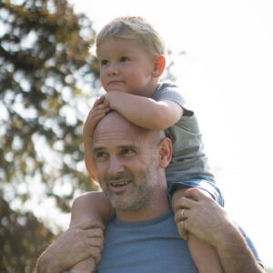 Ed Stafford Instagram - 🇧🇷 Tempo para a família.  É cabeça e ombros o melhor.  Eu adoro televisão, adoro aventuras, mas ambas se tornam insignificantes em comparação com levar meu filho para a escola.  O pai mais orgulhoso de todos os tempos.

🇬🇧 Family time. It’s head and shoulders the best. I love telly, I love adventures, but they both pale into shallow insignificance compared to walking my boy to school. Proper proud. 

🇹🇷 Aile zamanı.  Bu en iyisi.  Televizyonu severim, maceraları severim ama ikisi de oğlumu okula yürümekle karşılaştırıldığında sığ bir önemsizliğe bürünür.  en gurur duyduğum an. 😎

#family #familytime #familyfirst @laurabingham93 @landrover