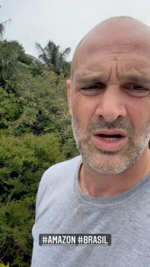 Ed Stafford Instagram - Race over. @donnydust and I had to cope with all that that #Amazon has to throw at us: flooded forest, anaconda, jaguar and mosquitoes 🦟. 

Sad to be leaving Brazil. Thanks for all the incredible messages and hospitality in Brazil. Last night in Manaus tonight 😎

🇧🇷 Acabou a corrida.  @donnydust e eu tivemos que lidar com tudo o que a #Amazon tem para nos jogar: floresta alagada, anaconda, onça e mosquitos 🦟.

 Triste por estar saindo do Brasil.  Obrigado por todas as mensagens incríveis e hospitalidade no Brasil.  Ontem à noite em Manaus hoje à noite 😎

🇹🇷 Üstüne yarış.  @donnydust ve ben, #Amazon'un bize sunduğu her şeyle başa çıkmak zorunda kaldık: su basmış orman, anakonda, jaguar ve sivrisinekler 🦟.

 Brezilya'dan ayrılmak üzücü.  Brezilya'daki tüm inanılmaz mesajlar ve misafirperverlik için teşekkürler.  Manaus'ta dün gece bu gece 😎