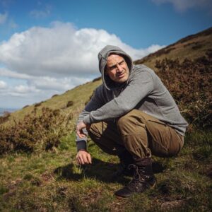 Ed Stafford Instagram - Finding it slightly harder than usual getting back into the swing of training and a relatively disciplined lifestyle. Every now and again you need to cut yourself some slack and say, “fuck it”, but that can’t be every day. 

Personally I’m trying to get back into a pattern of runs, callisthenics (body weight exercises) and I’m adding cold water immersion sessions too. On day 4 but I won’t pretend I don’t have to be bloody minded and say, “Just do it Stafford!” as the last thing I want to do is sit in freezing water! 🥶🤣 The feeling of having done it though is good. A little high from dopamine and my own little self pat on the back. 

If your new year isn’t quite reaching the dizzy heights that you were expecting yet then share your thoughts and ideas to stay motivated below. Every day can’t be a “fuck it” day. 🤦🏻‍♂️😎

🇧🇷 Achando um pouco mais difícil do que o normal voltar ao balanço do treinamento e a um estilo de vida relativamente disciplinado.  De vez em quando você precisa dar uma folga e dizer “foda-se”, mas isso não pode ser todos os dias.

 Pessoalmente, estou tentando voltar a um padrão de corridas, calistenia (exercícios de peso corporal) e também estou adicionando sessões de imersão em água fria.  No dia 4, mas eu não vou fingir que não tenho que ter uma mente sangrenta e dizer: “Apenas faça isso, Stafford!” como a última coisa que eu quero fazer é sentar em água gelada! 🥶🤣 Mas a sensação de ter feito é boa.  Um pouco alto de dopamina e meu próprio pequeno tapinha nas costas.

 Se o seu ano novo ainda não está atingindo as alturas vertiginosas que você esperava, compartilhe seus pensamentos e ideias para se manter motivado abaixo.  Todo dia não pode ser um dia de “foda-se”. 🤦🏻‍♂️😎

#motivation #fuckit #january2022 #january #keepgoing #selfcare