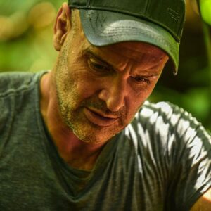 Ed Stafford Instagram - Ep 7 is different. It’s the behind the scenes from 3 series or First Man Out. How we made it. What mistakes we made. What I learned along the way. Tonight at 9 on @discovery_uk 🇬🇧 

#survival #survivaltactics #survivalskills #tv #behindthescenes