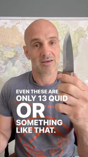 Ed Stafford Instagram - What is the difference between a bushcraft knife and a kitchen knife?

🇧🇷 Qual é a diferença entre uma faca bushcraft e uma faca de cozinha?