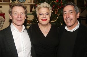 Eddie Izzard Instagram - A few photos from lasts night’s opening of my off-Broadway performance of Charles Dickens’ Great Expectations.  More details at: www.eddieizzardgreatexpectations.com (link in profile) 📸: Bruce Glikas