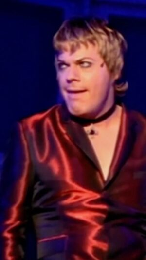 Eddie Izzard Instagram - How do #Beekerpers meet new people? 
#EddieIzzardRemixTour starts TODAY!!! For more go to the link on profile - The Beekepers 

#Bees #StandUp #Comedy #Flirting