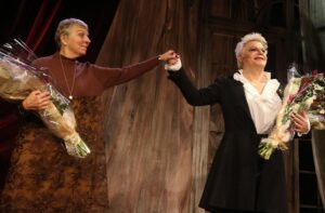 Eddie Izzard Instagram - A few photos from lasts night’s opening of my off-Broadway performance of Charles Dickens’ Great Expectations.  More details at: www.eddieizzardgreatexpectations.com (link in profile) 📸: Bruce Glikas