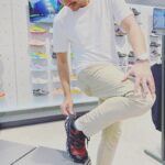 Edo Borne Instagram - Mencari sepatu lari tak semudah yang dibayangkan, bagaikan mencari pasangan hidup. Meski terpajang berbagai macam dan jenis sepatu di etalase, menemukan yang pas cukup sulitlah. Itu sebabnya, penting untuk mengetahui tips memilih sepatu lari yang tepat, salah satunya dengan bertanya yang pasti. Sepatu lari biasanya didesain agak berbeda dengan alas kaki pada umumnya. Mulai dari bentuk, berat, ukuran, model yang terpenting ataupun tingkat kenyamanan sepatu saat dipakai. Dan pilihanku saat ini tertuju pada si manis adidas boost yang menggugah hati dan memanggil manggil bagaikan dia berkata "ayo pakai aku, kan kubawa kau lari mengejar semua impianmu" #adidasindonesia #diy