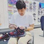 Edo Borne Instagram - Mencari sepatu lari tak semudah yang dibayangkan, bagaikan mencari pasangan hidup. Meski terpajang berbagai macam dan jenis sepatu di etalase, menemukan yang pas cukup sulitlah. Itu sebabnya, penting untuk mengetahui tips memilih sepatu lari yang tepat, salah satunya dengan bertanya yang pasti. Sepatu lari biasanya didesain agak berbeda dengan alas kaki pada umumnya. Mulai dari bentuk, berat, ukuran, model yang terpenting ataupun tingkat kenyamanan sepatu saat dipakai. Dan pilihanku saat ini tertuju pada si manis adidas boost yang menggugah hati dan memanggil manggil bagaikan dia berkata "ayo pakai aku, kan kubawa kau lari mengejar semua impianmu" #adidasindonesia #diy