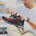 Edo Borne Instagram - Mencari sepatu lari tak semudah yang dibayangkan, bagaikan mencari pasangan hidup. Meski terpajang berbagai macam dan jenis sepatu di etalase, menemukan yang pas cukup sulitlah. Itu sebabnya, penting untuk mengetahui tips memilih sepatu lari yang tepat, salah satunya dengan bertanya yang pasti. Sepatu lari biasanya didesain agak berbeda dengan alas kaki pada umumnya. Mulai dari bentuk, berat, ukuran, model yang terpenting ataupun tingkat kenyamanan sepatu saat dipakai. Dan pilihanku saat ini tertuju pada si manis adidas boost yang menggugah hati dan memanggil manggil bagaikan dia berkata "ayo pakai aku, kan kubawa kau lari mengejar semua impianmu" #adidasindonesia #diy