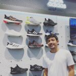 Edo Borne Instagram - Mencari sepatu lari tak semudah yang dibayangkan, bagaikan mencari pasangan hidup. Meski terpajang berbagai macam dan jenis sepatu di etalase, menemukan yang pas cukup sulitlah. Itu sebabnya, penting untuk mengetahui tips memilih sepatu lari yang tepat, salah satunya dengan bertanya yang pasti. Sepatu lari biasanya didesain agak berbeda dengan alas kaki pada umumnya. Mulai dari bentuk, berat, ukuran, model yang terpenting ataupun tingkat kenyamanan sepatu saat dipakai. Dan pilihanku saat ini tertuju pada si manis adidas boost yang menggugah hati dan memanggil manggil bagaikan dia berkata "ayo pakai aku, kan kubawa kau lari mengejar semua impianmu" #adidasindonesia #diy