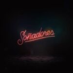 Ektor Rivera Instagram - Soñadores es una serie musical divertida, arriesgada y muy adelantada a sus tiempos, que por años nos mantuvo en negociaciones con varias cadenas de televisión, pero luego de varios intentos el proyecto se cayó. El temor de producir el primer musical en la historia de la televisión latina, pudo más. Luego de siete años, con una nueva fe, decidimos compartir el tráiler de SOÑADORES, con la ilusión de unir fuerzas y conseguir una casa productora que sí apueste a este proyectazo único que con tanto amor trabajamos. ¡Qué lo disfruten! SOMOS SOÑADORES. ✍️Creador: @lennie.disanto