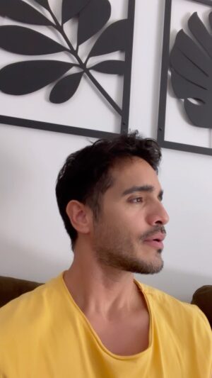 Ektor Rivera Instagram - Bría se burla en mi cara. Esto es bullying. 😩🤣