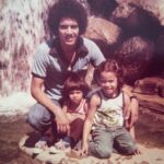 Ektor Rivera Instagram - Con Papi.❤️ En esta foto tengo más o menos la edad de Bría. El ejemplo de mi padre me define en inspiración y el amor de mi hija completó mi propósito. #HappyFathersDay 💙 @riverpas