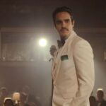 Ektor Rivera Instagram - #tbt ‘La Última Gira’ 🖤- El soundtrack de este filme dirigido por @eldougli está en todas las plataformas digitales 👉 @orquestamacabeo ft. Ektor Rivera como #DanielSantos 🎙️🥃🎄