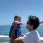 Ektor Rivera Instagram - Con Papi.❤️ En esta foto tengo más o menos la edad de Bría. El ejemplo de mi padre me define en inspiración y el amor de mi hija completó mi propósito. #HappyFathersDay 💙 @riverpas