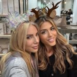 Elena Tsavalia Instagram - Κι όταν η @annachalarii κάνει βαφή, εμείς… φωτογραφιζόμαστε!! 😉📸 Say cheese @__mpourla__ ❤️ #photo #photooftheday #saycheese #smile #together #happy #hairstyles Anna Chalari