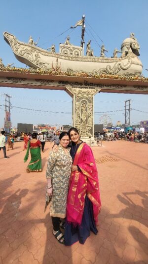 Elina Samantray Instagram - Balijatra 2023🎊💗

#balijatra #amabalijatra #balijatra2023 #rayelinasamantaray #fun #motherdaughtertime #travel #odisha #india