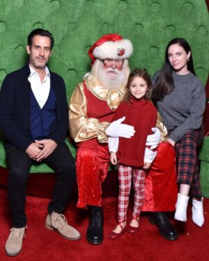 Elisabetta Fantone Instagram - From our little family to yours, we wish you a warm, joyful and very Merry Christmas surrounded by the ones you love. 🎄❤
De notre petite famille à la vôtre, on vous souhaite un chaleureux et joyeux Noël entouré de personnes qui vous sont chères. 🎄❤
❄
@abbielondon.co @patco007
#JoyeuxNoël #MerryChristmas