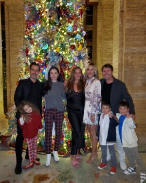 Elisabetta Fantone Instagram - From our little family to yours, we wish you a warm, joyful and very Merry Christmas surrounded by the ones you love. 🎄❤
De notre petite famille à la vôtre, on vous souhaite un chaleureux et joyeux Noël entouré de personnes qui vous sont chères. 🎄❤
❄
@abbielondon.co @patco007
#JoyeuxNoël #MerryChristmas