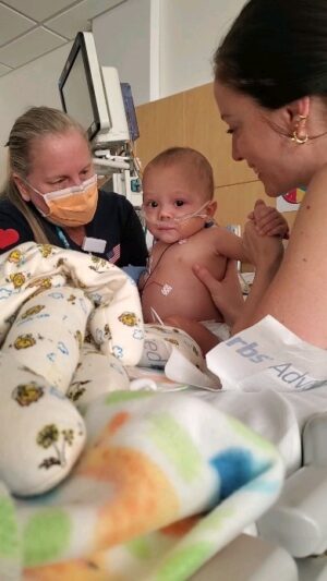 Elisabetta Fantone Instagram - I'm overwhelmed with emotions. Our baby boy woke up on his birthday. I didn't see him open his eyes, look at me or smile and laugh in two weeks. He's had such an incredibly rough first year of life spent almost entirely in the hospital. We barely had a taste of a normal family life with him at home that life knocked us right back down. He was not supposed to spend his first birthday (9 months corrected) in a hospital. I will never understand why a child needs to suffer but I will trust that God has a plan and that he has a big one for Cody. This little boy beat all odds and proved that he's a true life warrior. I will always look at him with admiration. 
My daughter and I had the idea of decorating his hospital bedroom wall with drawings from everyone who's been supporting him in prayers and thoughts and we are so incredibly moved by the response. What an unbelievable act of humanity. It brought so much love, life and positivity to his room. It's the first thing he was when we sat him up. So I thank you, thank you for your messages, your prayers, your videos, your thoughts, your hugs and your visits. They all have and are contributing to his recovery. I know he feels all the love sent his way and he will cherish these forever. They tell his story and will remind him of his battles but most importantly his strength and resilience. 

Forever deeply grateful. 🙏 
From the bottom of my heart. Thank you.
_

Je suis submergé d'émotions. Notre petit garçon s'est réveillé le jour de son anniversaire. Je ne l'ai pas vu ouvrir les yeux, me regarder ou sourire et rire depuis deux semaines. Il a eu une première année de vie incroyablement difficile, passée presque entièrement à l’hôpital. Nous avons à peine eu un avant-goût d'une vie de famille normale avec lui à la maison que la vie nous a renversés. Il n’était pas censé passer son premier anniversaire (9 mois corrigés) à l’hôpital. Je ne comprendrai jamais pourquoi un enfant a besoin de souffrir, mais j'aurai confiance que Dieu a un plan et qu'il en a un grand pour Cody. Ce petit garçon a déjoué tous les pronostics et a prouvé qu'il était un véritable guerrier de la vie. 

#preemie #preemiestrong