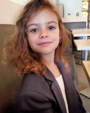 Elisabetta Fantone Instagram - My heart staring right back at me. ❤
@abbielondon.co 

.
.
.
.
.
#daughter #motherdaughter #motherhood #purelove