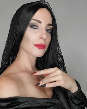 Elisabetta Fantone Instagram - 'Hearts are wild creatures, that's why our ribs are cages' - #MorticiaAddams
🎃 
#AddamsFamily #SpookyHalloween