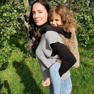 Elisabetta Fantone Instagram - 🍎 picking while in Montreal with the family! Since in Miami it's pretty much summer all year long and we don't get to experiance all the seasons (not complaining 😉🌞) it was nice to have my daughter get a little taste of what fall is like (I know summer is not technically over but...you know)
Brought back some childhood memories too! Hope you all enjoyed your summer! 
🇨🇦

#autumnvibes #applepicking #montreal #canada
