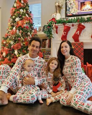 Elisabetta Fantone Instagram - All I want for Christmas is my family! The best Christmas ever, to have our boy home, our family united and see our children spent their first Christmas together as siblings. Last year our son was at the hospital on life support after he contracted a bad virus that attacked his premature lungs. He was put on a ventilator and news just seemed to get worse, but... life shows you that miracles do exist and this year, everything was extra special. I managed to pause time and really suck in every instant. So, from our little family to yours, we wish you a warm, joyful, healthy and very Merry Christmas surrounded by the ones you love. 🎄❤
And I have a special thought and prayer in my heart for those parents whose children are in the hospital. I pray they come back home to you very soon. 
G/d bless. 🙏

Tout ce que je veux pour Noël, c'est ma famille ! Le meilleur Noël de tous les temps, retrouver notre garçon à la maison, notre famille unie et voir nos enfants passer leur premier Noël ensemble en tant que frères et sœurs. L'année dernière, notre fils était à l'hôpital sous assistance respiratoire après avoir contracté un mauvais virus qui a attaqué ses poumons prématurés. Il a été mis sous respirateur et les nouvelles semblaient empirer. Mais la vie vous montre que les miracles existent. Cette année, tout était donc très spécial. J'ai réussi à mettre le temps sur pause et à vraiment profiter de chaque instant. Alors de notre petite famille à la vôtre, nous vous souhaitons un Noël chaleureux, joyeux, sain entouré de ceux que vous aimez. 🎄❤ 
Et j'ai une pensée et une prière particulière dans mon cœur pour les parents dont les enfants sont hospitalisés. Je prie pour qu'ils reviennent chez vous très bientôt. 🙏
❄
@abbielondon.co @patco007
#JoyeuxNoël #MerryChristmas
#preemiefirstchristmas #preemiestrong #nicusuccessstory